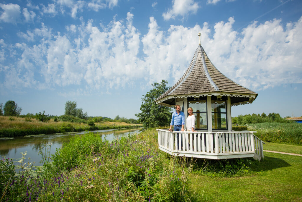 mensen in pergola in Land van Maas en Waal