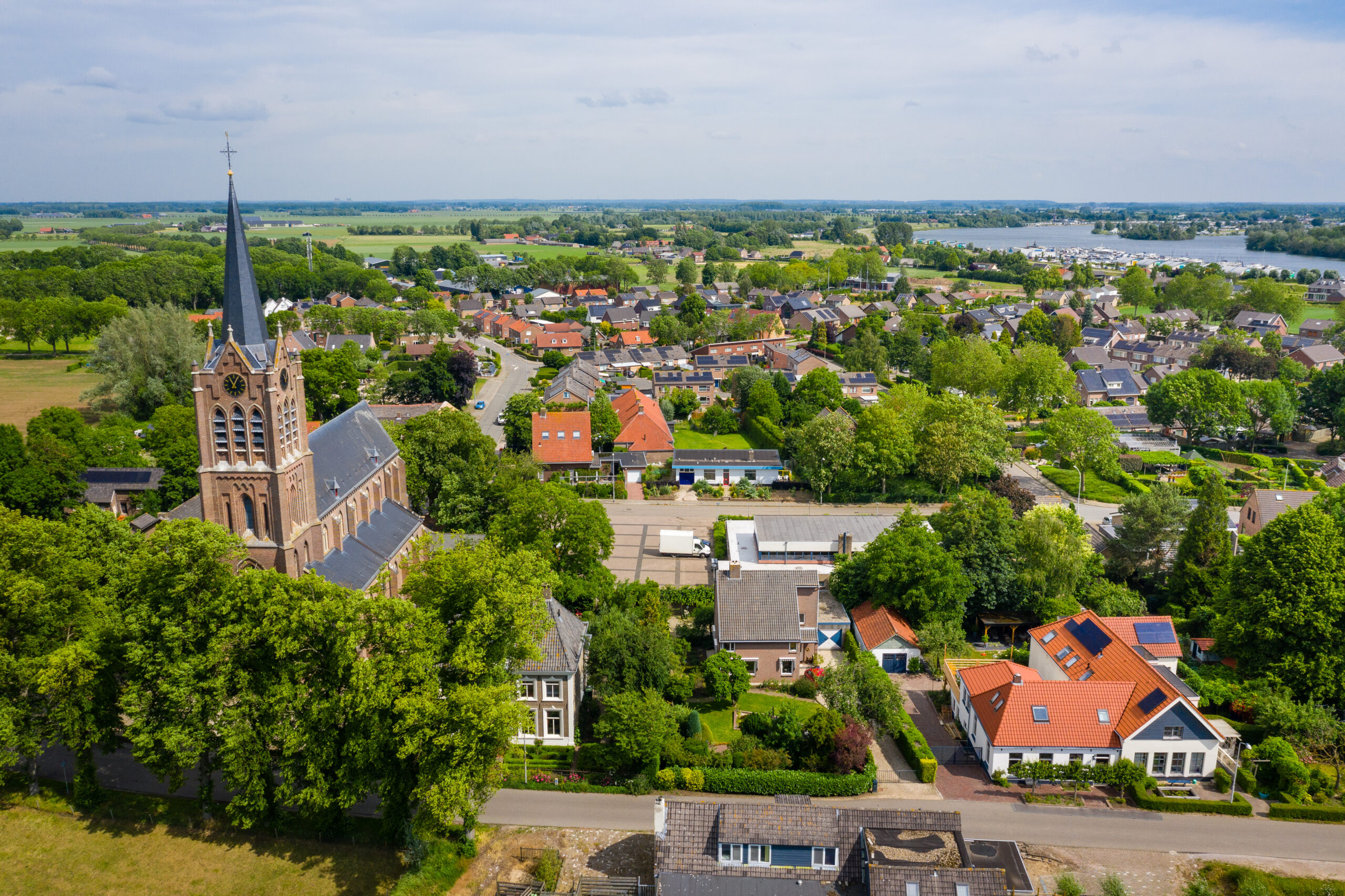 overzichtsfoto maasbommel met kerktoren en water