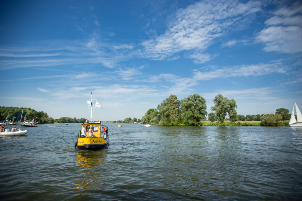 mensen in de verte op een pontje op het water