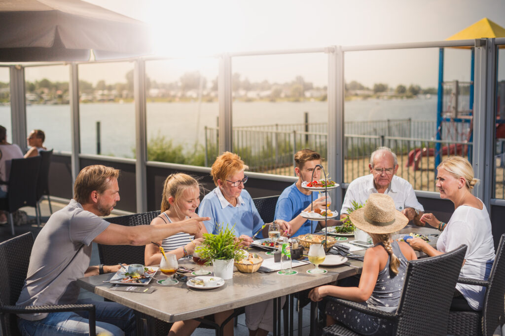 mensen op het terras bij moeke mooren aan het water in appeltern
