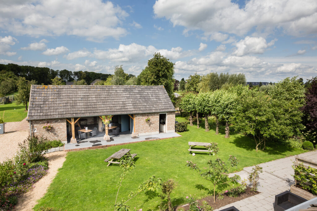 Bed and breakfast appeltern met gras en terras