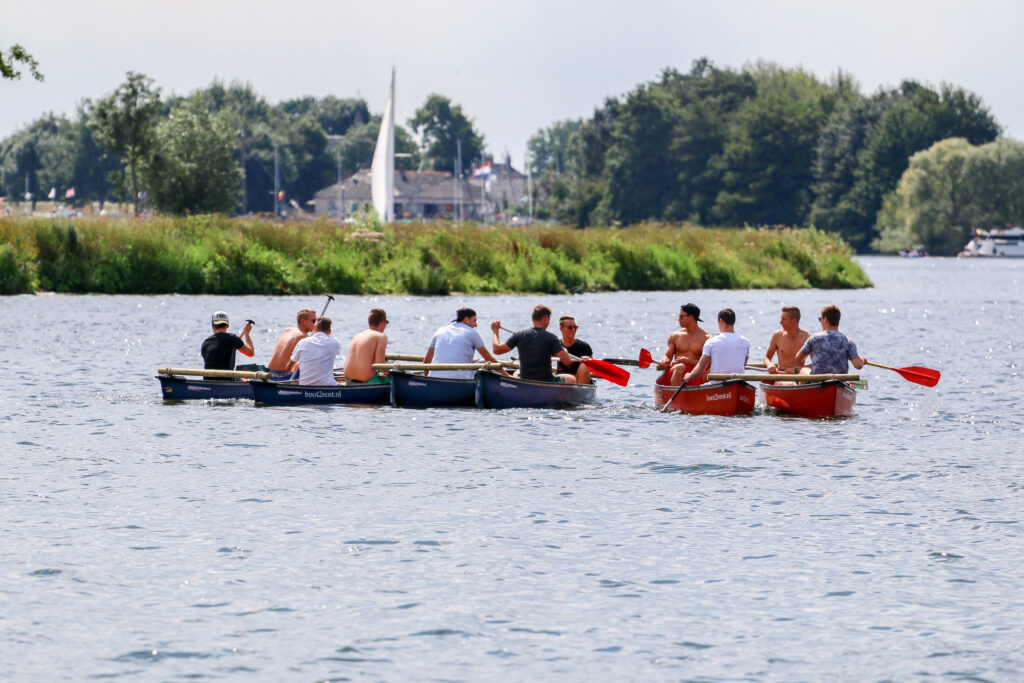 mensen in een kano op het water bij gouden ham bij maasbommel in het land van maas en waal