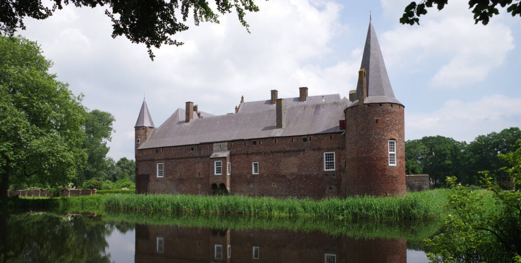 Kasteel Hernen omringd door water