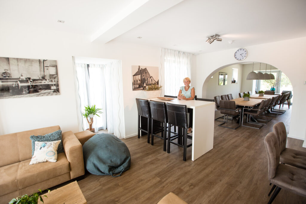 mensen in groepsaccommodatie